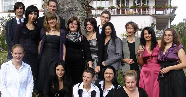Das Examen in der Tasche: 16 Altenpfle...n Angelika Klein (Dritte von rechts).   | Foto: Liane Schilling