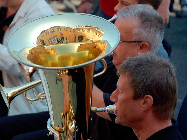 Stadtmusik spielt &#8211; und die Inst...geln! Mal ein anderer Blick aufs Haus.  | Foto: Sylvia-Karina Jahn