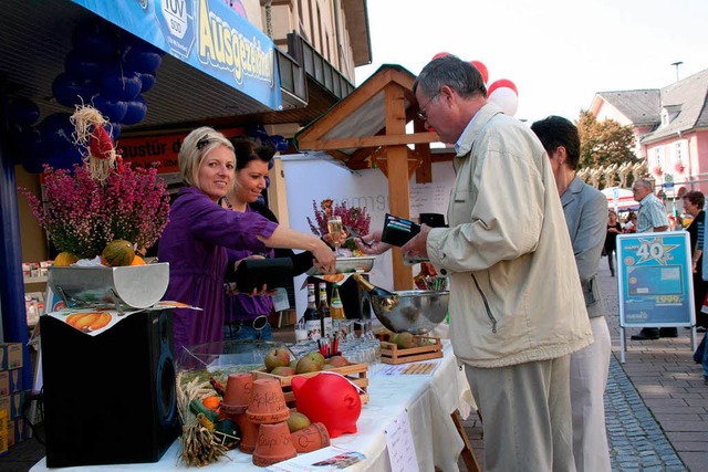 Geschftsleute und Besucher strahlten .... Ein schner verkaufsoffener Sonntag.  | Foto: Marlies Jung-Knoblich