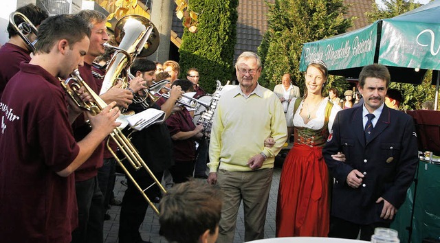 Lauschen den Klngen der Blasmusiker (...hlenker und  Kommandant Roland Pfaff.   | Foto: Heidi Fssel