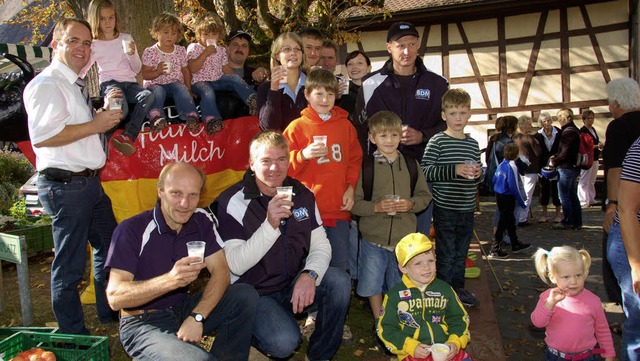 Milchaktion der Milchbauern aus dem Schuttertal auf dem Bauernmarkt in Seelbach  | Foto: Wolfgang Beck