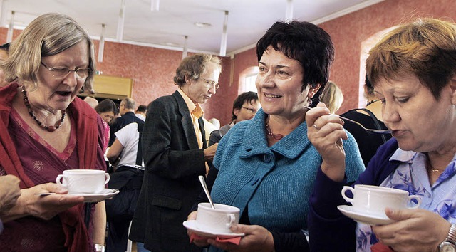 Mmmh, lecker: Die Verkostung von zwlf...usforderung fr die Geschmacksnerven.   | Foto: Heidi Fssel