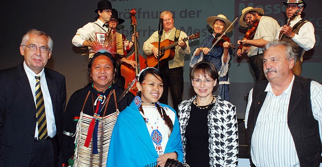 Erffnung mit der Gruppe Four Potatoes...r und Wild-West-Sammler Heinz Brndl.   | Foto: ges