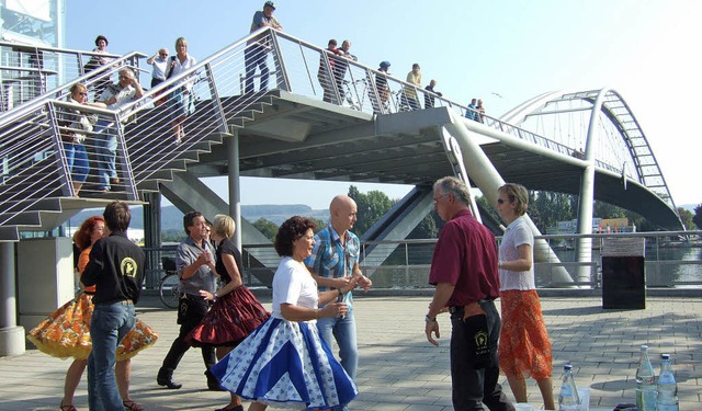 Was ist denn da los? Passanten verfolg...rgen die Square Dancer am Rheinufer.    | Foto: Buderer