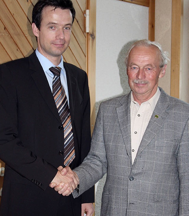 Brgermeister Andreas Hall (links)  ve...piegelhalter  als neuen Gemeinderat.    | Foto: Saurer