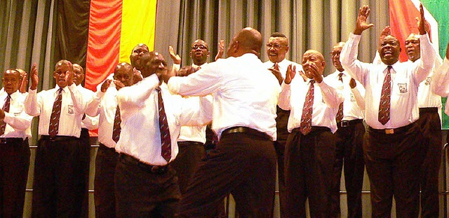 Lebensfroh: Die &#8222;Pretoria Serenaders&#8220; in der Stadthalle.   | Foto: Georg Diehl