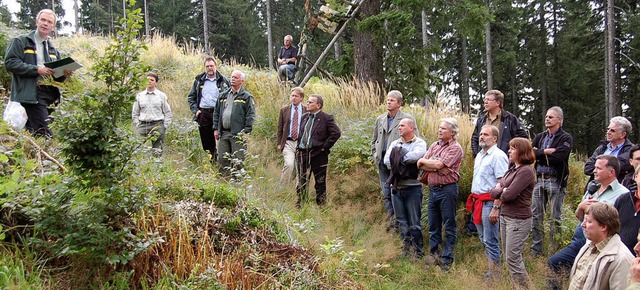 Der Todtnauer Gemeinderat und Vertrete... Forstbehrden bei der Waldbegehung.    | Foto: Georg Jger