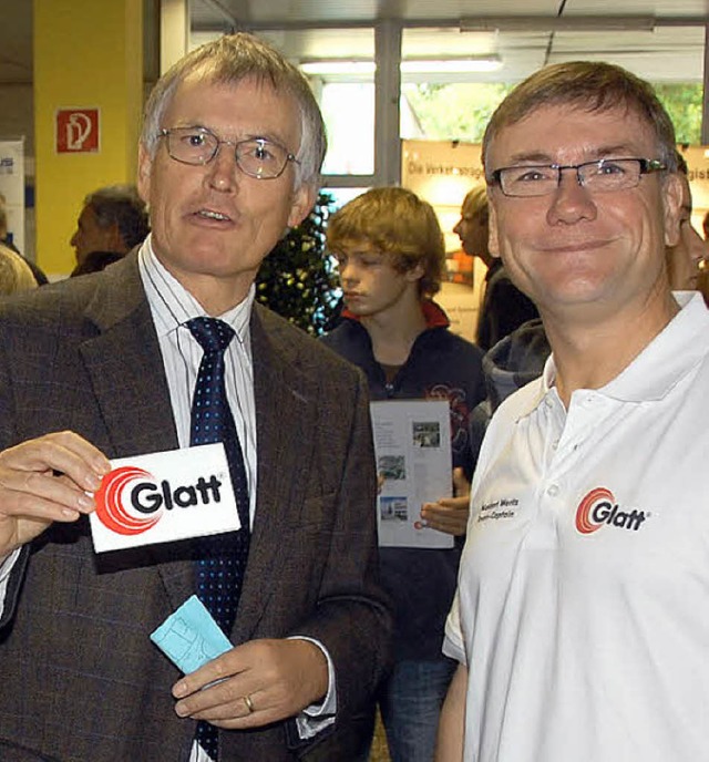 Landrat Schneider am Stand der Firma Glatt.  | Foto: Hannes Lauber