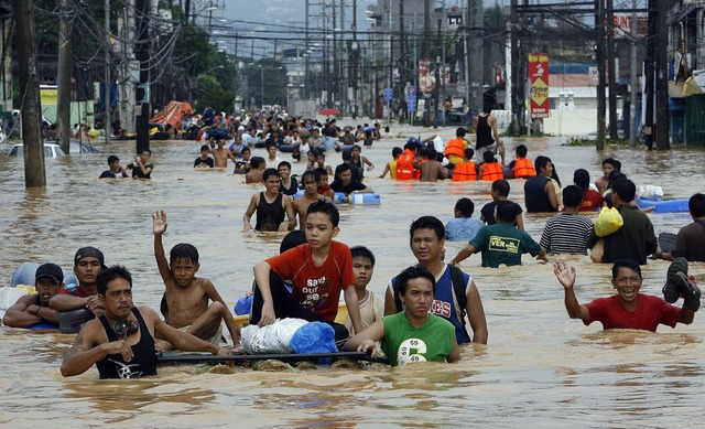 Fast bis zum Hals steht den Bewohnern Manilas das Wasser.   | Foto: dpa