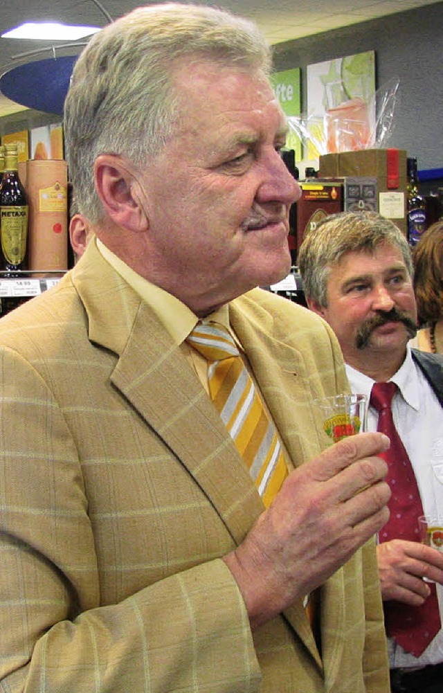 Ernst Pfister probiert den Wein der Re...Im Hintergrund: Helmut Steinebrunner.   | Foto: Gottstein