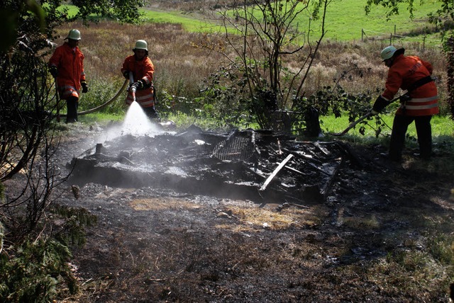 Nur ein kleiner schwarzer Haufen blieb vom Gartenhaus brig.   | Foto: Probst