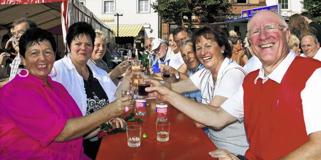 Viele Besucher prosteten sich bei schnstem Herbstwetter zum Fest zu.     | Foto: Thomas Kunz