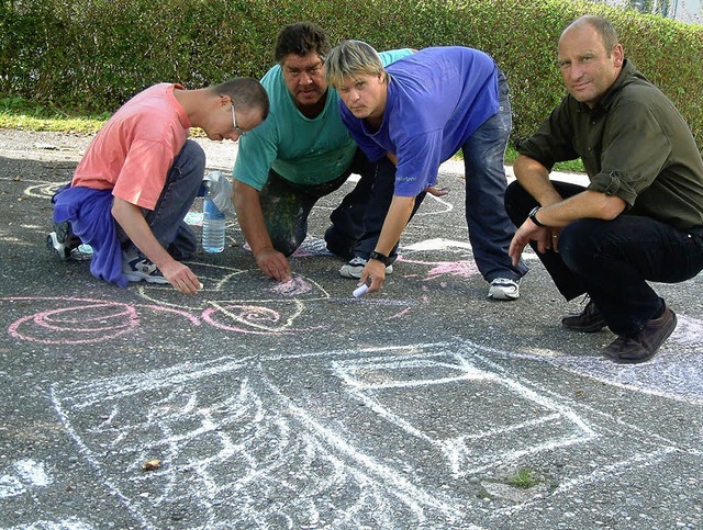 Fantasievolle Straenzeichnungen malte...ng von Knstler Peter Riek (rechts).    | Foto: roswitha frey