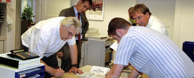 Bei der berprfung der Wahlunterlagen... wo die Ergebnisse prsentiert wurden.  | Foto: Ralf H. Dorweiler