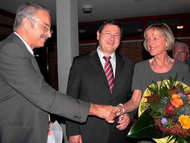 Heinrich Dixa  (mitte) und Frau  nehmen die Glckwnsche entgegen.  | Foto: Sandra Decoux-Kone