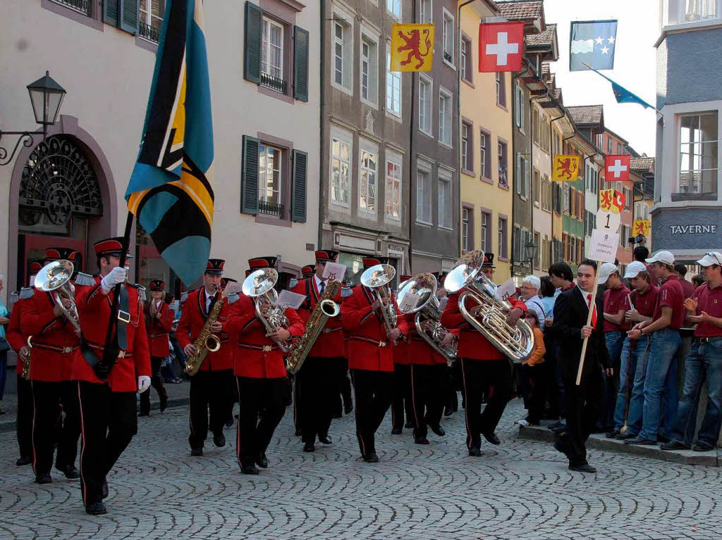 Tne von Jungtrommlern und Jungpfeifern erfllten die beiden Altstdte von Laufenburg.