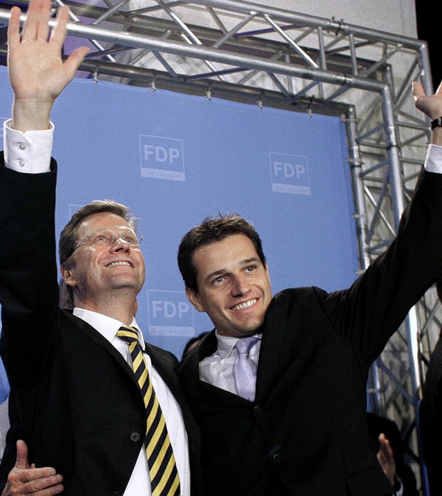 FDP-Chef Guido Westerwelle jubelt am S...seinem Lebensgefhrten Michael Mronz.   | Foto: DPA