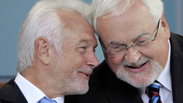 Zwei, die sich mgen: CDU-Ministerprs...raktionsvorsitzende Wolfgang Kubicki.   | Foto: DPA