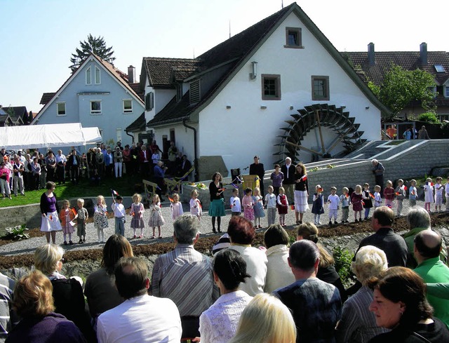 Die Kinder des Umkircher Kindergartens...hten das neue Mhlrad gemeinsam ein.    | Foto: mario Schneberg