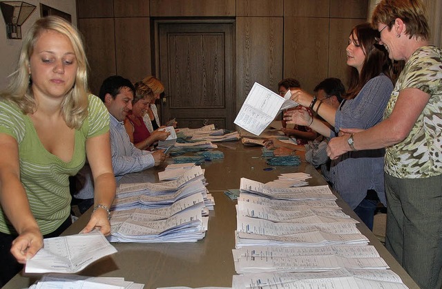 Nach der Bundestagswahl waren viele He...schftigt, die Stimmzettel  zu zhlen.  | Foto: Gerold Zink