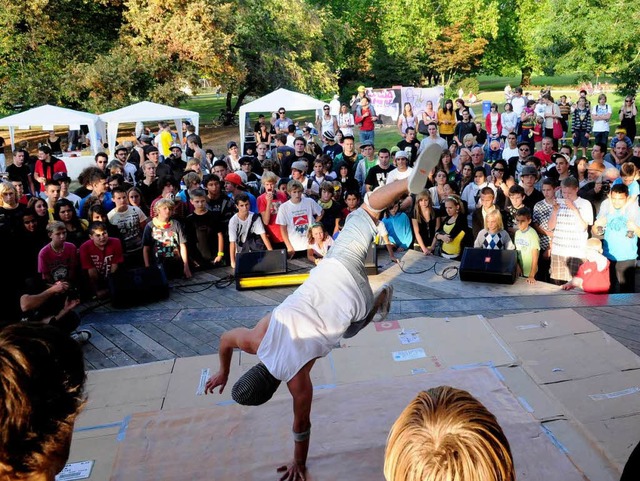 Die Breakdancer fanden ein groes Publikum.  | Foto: Wolfgang Knstle