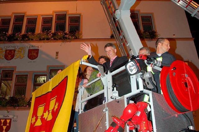 Staufen: Brgermeister Michael Benitz feiert Wahlsieg