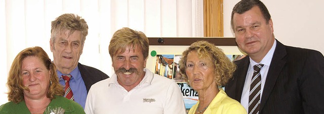 Erwin Llin (Mitte) wurde verabschied...z, Hermann Kaspar und Marianne Llin   | Foto: Hge