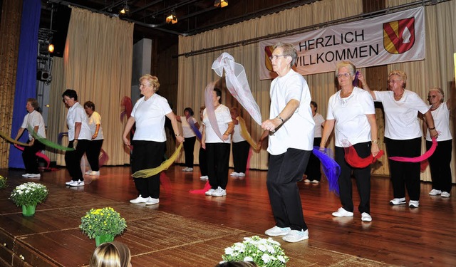 Mit einer bunten Revue an Darbietungen...n die  Teilnehmerinnen vom SV Wasser.   | Foto: Dieter Erggelet