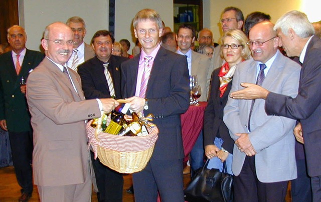 Einen Geschenkkorb fr  Staufens  Brg...Brgermeistersprengels, Peter Wehrle.   | Foto: Manfred Burkert