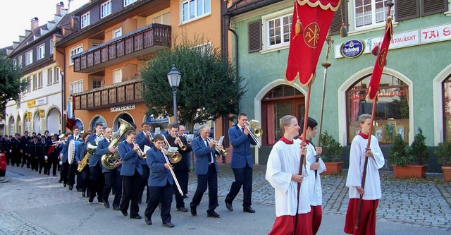 Eine feierliche Sakramentsprozession schloss sich an den Festgottesdienst an  | Foto: Karla Scherer