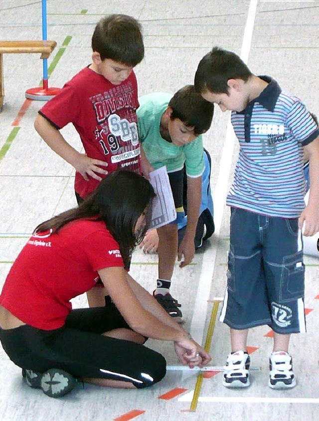 Beim Kinderturntest wurde gemessen und gestoppt.   | Foto: Adelbert Mutz