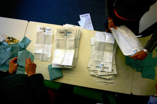 Wahlhelfer im Lrracher Rathaus bei der Auszhlung der Briefwahlunterlagen.   | Foto: Bastian Henning