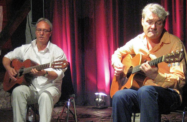 Toni Donadio (links) und Nic Niederman...ionen ber die Saiten ihrer Gitarren.   | Foto: BODMER