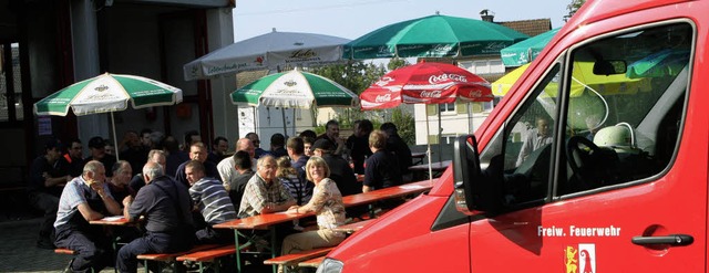 Zu den Besuchern des  Zwiebelwaiefests...Feuerwehrleute aus der Nachbarschaft.   | Foto: Cremer