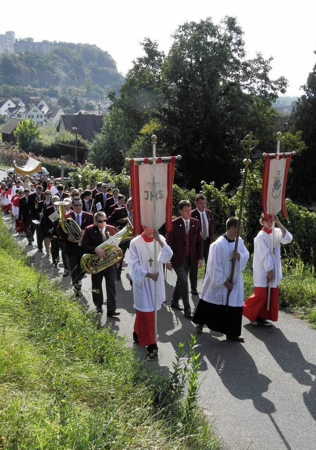 Zahlreiche Isteiner beteiligten sich a...spatron der katholischen Pfarrkirche.   | Foto: Schopferer