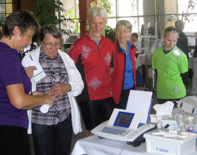 Die Besucher konnten sich bei Klinikmi...an verschiedenen Stnden informieren.   | Foto: Stefan Sahli