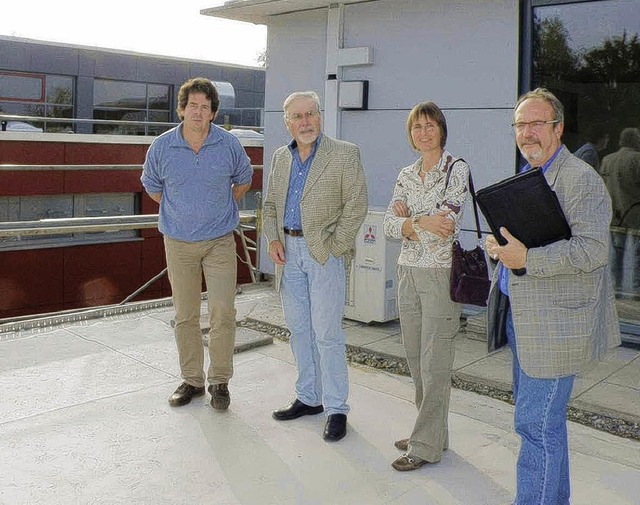 Platz fr eine Dachterrasse? Architekt...aumeister Ewald Frderer (von links).   | Foto: Beathalter