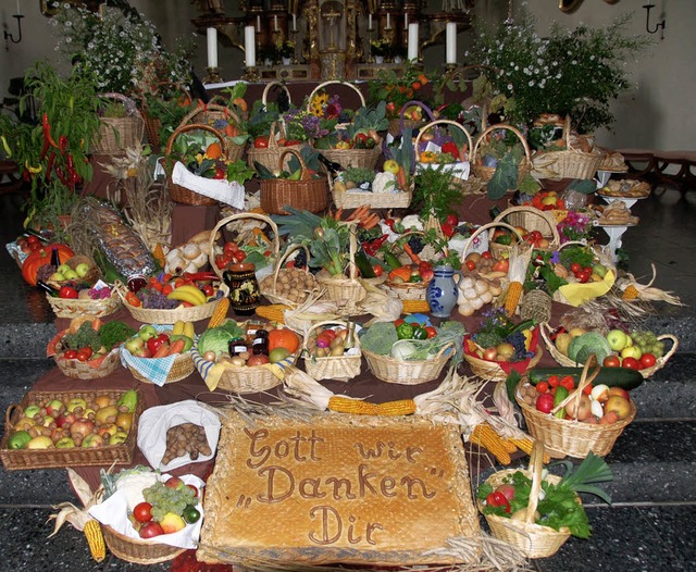 Alles, was Bume und Felder zu bieten ... einem bunten Altar zusammengetragen.   | Foto: Elfriede Mosmann