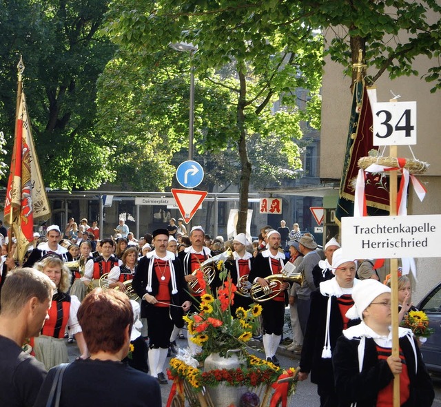 Mit reich geschmcktem Blumenwagen pr...kapelle Herrischried in Bad Cannstatt.  | Foto: Christin Keller