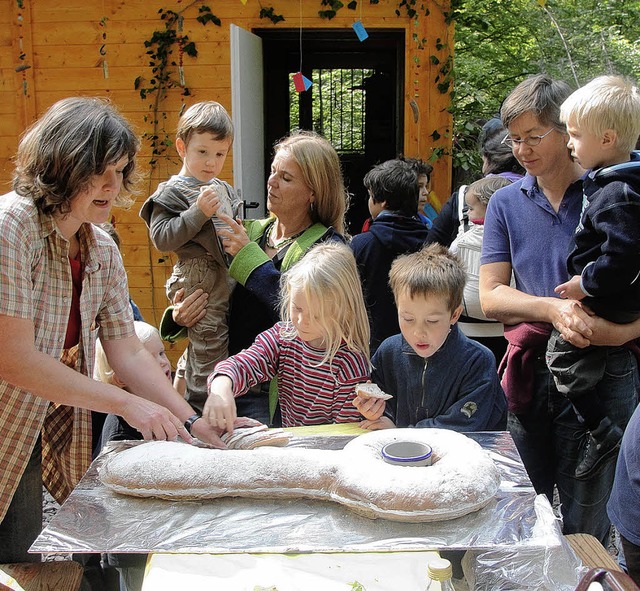 Mit einem symbolischen Schlssel aus B...htte des Waldkindergarten eingeweiht.  | Foto: Monika Weber