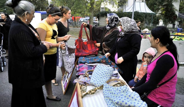 Beim Fest verkauften Frauen der Nhwer...hergestellten Taschen im Auggener Weg.  | Foto: Kunz