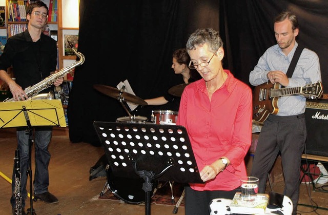 Ingeborg Gleichauf liest vorn, hintend...ie Musiker zur Umjazzung mitgebracht.   | Foto: Marion Pfordt