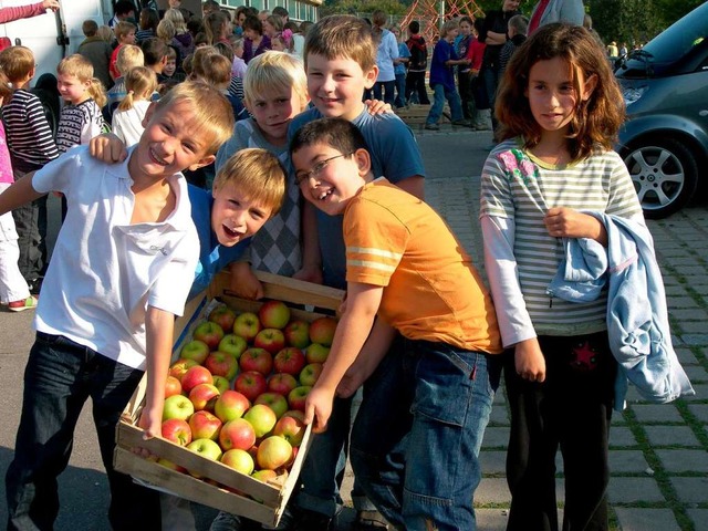 Die  Schler der  Grundschule im Freib...r die  frischen pfel aus Wasenweiler.  | Foto: Victoria Kampfmann