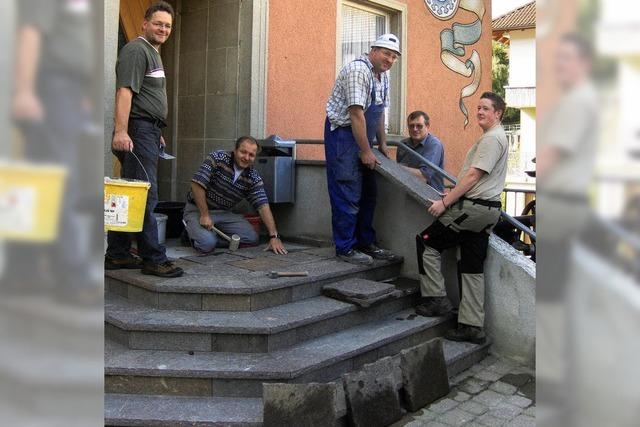 Freiwillige Helfer sanieren maroden Treppenaufgang