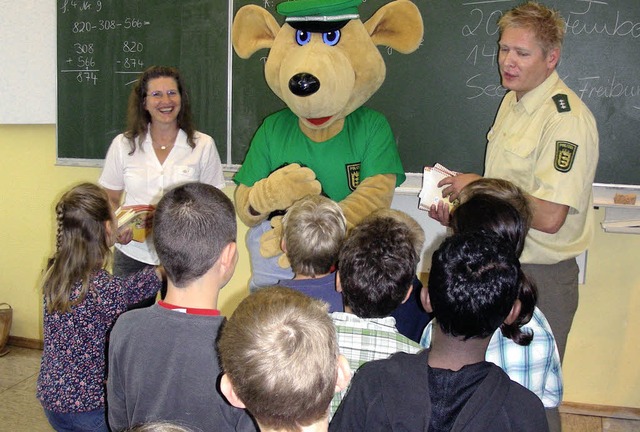 Billy, das Freiburger Polizei-Knguru,...e Stefanie Sutter und  Peter Wagner.    | Foto: mario Schneberg