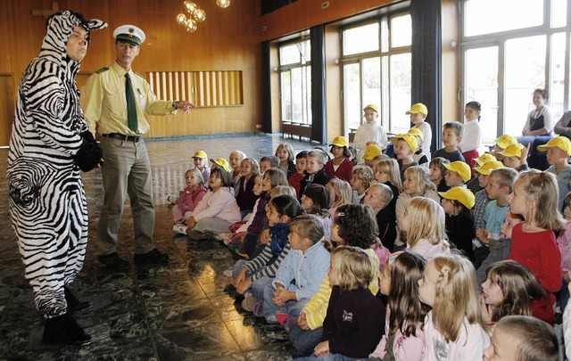 Neugierig bestaunen die Kinder das kle...erhalten im Straenverkehr zu zeigen.   | Foto: Heidi Fssel