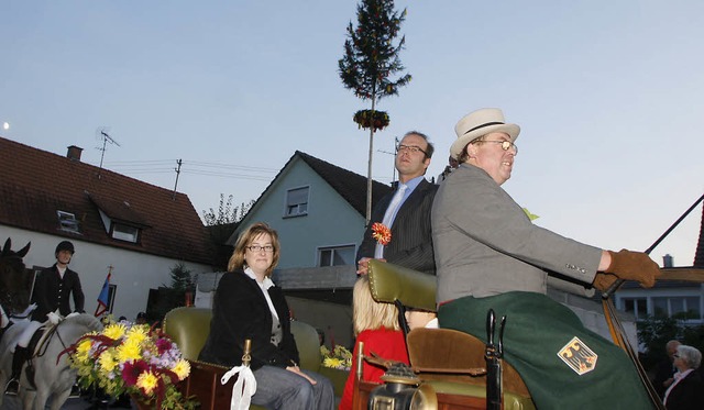 Gleich geht&#8217;s mit der  Familie  Schrder in der Kutsche zur Festhalle.   | Foto: Heidi Fssel