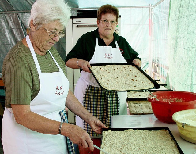Die Burkheimer Anglerfrauen bereiteten  leckeren Zwiebel- und Rahmkuchen zu.  | Foto: herbert trogus