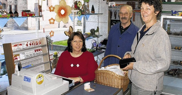 Regina Engel (links) bedient ihre letzten Kunden.   | Foto: MATUSCHKE