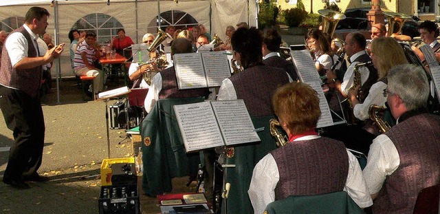 Beim Lindenfest des Musikvereins Hlls...kanten vom MV Adelhausen gewaltig an.   | Foto: Georg Diehl